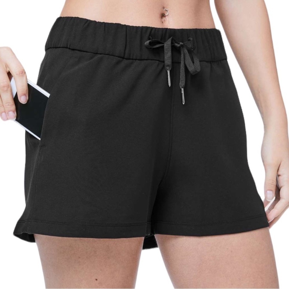 Lululemon women’s on the fly pull up shorts size 4 high waist black